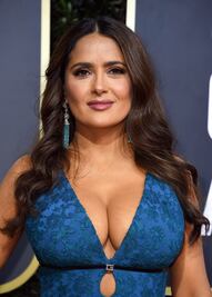 Salma Hayek impacta con un vestido Gucci en la alfombra roja de los Golden Globes 2020