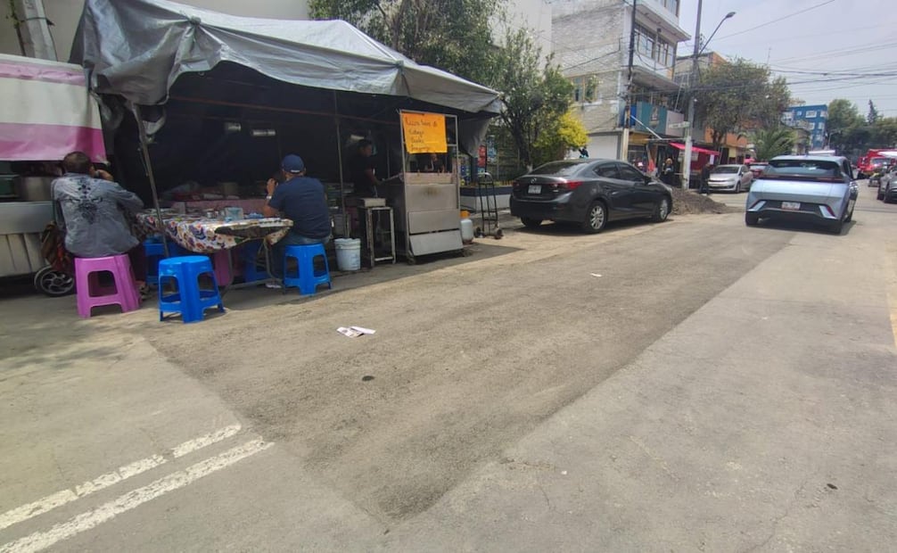 Reparan socavón en Iztacalco; vecinos piden retirar tierra y escombros de la calle.
Foto: Arantxa Meave