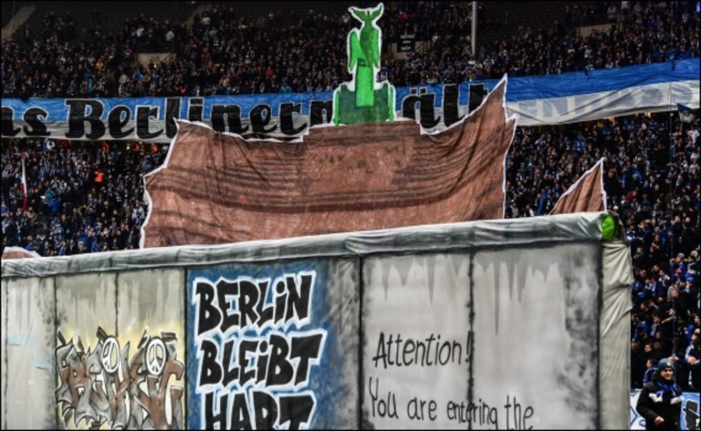 Aficionados alemanes derriban un simbólico “Muro de Berlín”