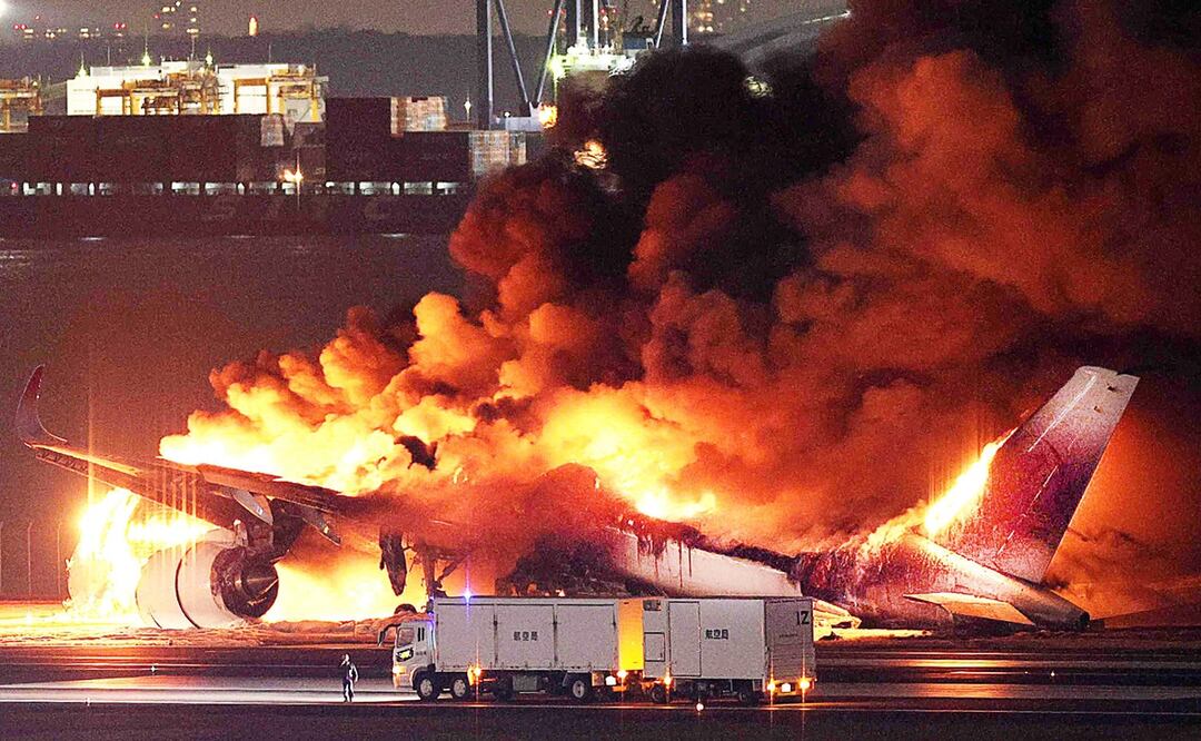 Un avión de Japan Airlines en llamas en una pista del aeropuerto Haneda de Tokio el 2 de enero de 2024. Foto: EFE