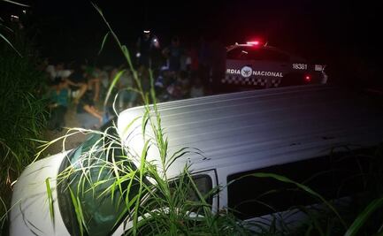 Camioneta con 27 migrantes encerrados se descarrila en carretera de Veracruz