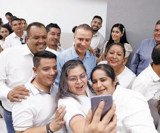 Basifican a más de mil 300 maestros y les entregan cheque en Sinaloa