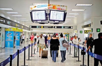Cerrarán acceso a Terminal 1 de AICM por desfile del 5 de Mayo