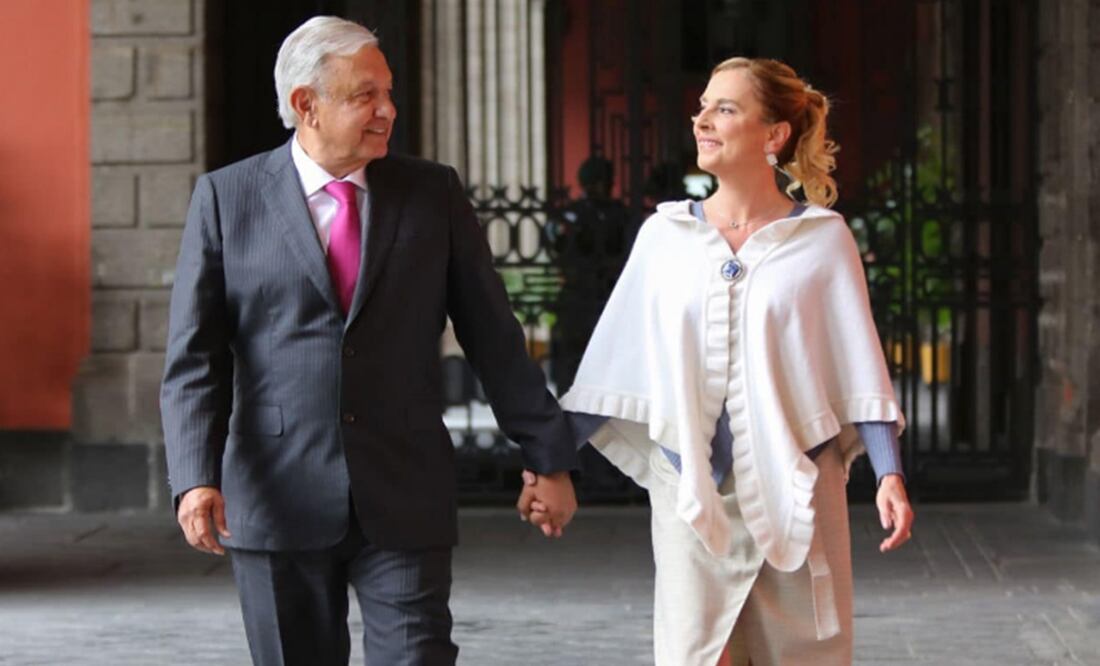 La historiadora publicó una imagen en la que se observa tomada de la mano del presidente López Obrador. Foto: Facebook / Beatriz Gutiérrez Müller