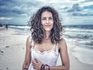 Bárbara Mori sorprende con foto en bikini turquesa y sin maquillaje