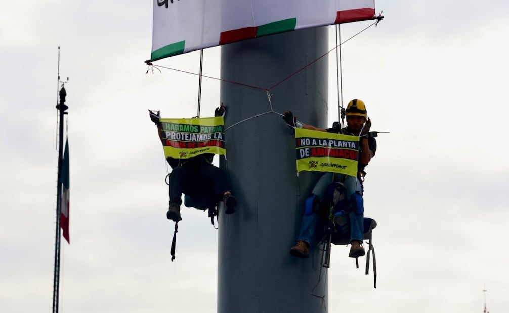 Activistas escalan el asta bandera del Zócalo. Foto: Osmar Alvarado