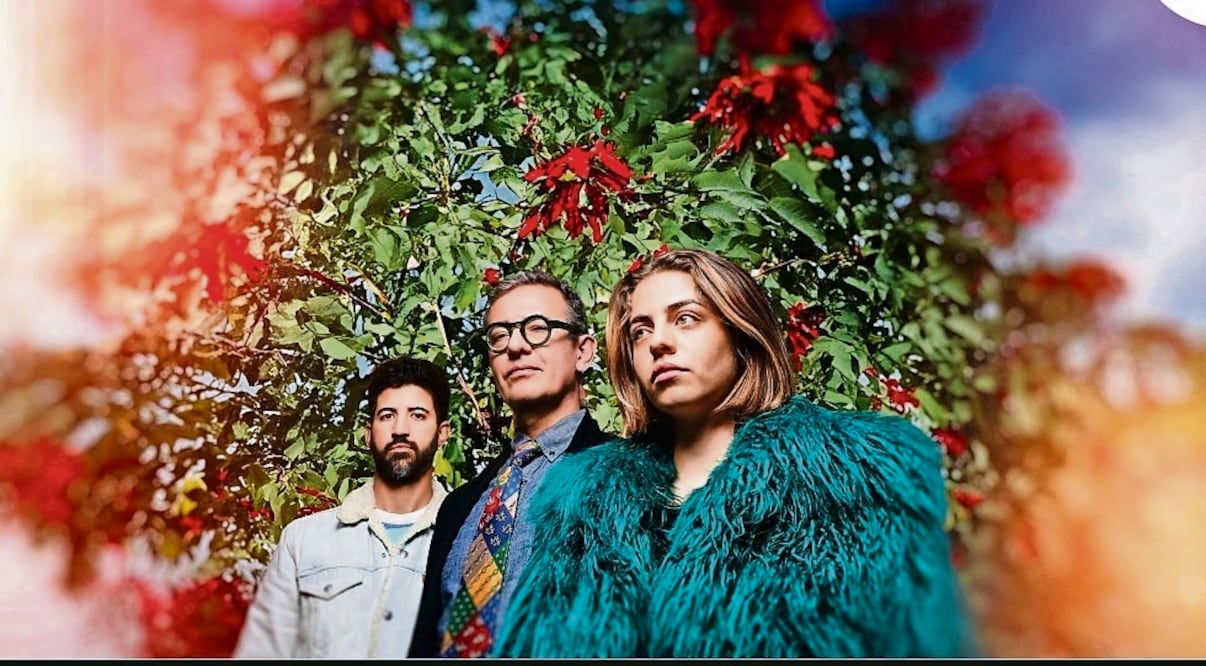 Mario, Francisco y Regina integran el grupo de indie rock que acaba de lanzar su primer sencillo en plataformas digitales. Foto: Rubén Marquez