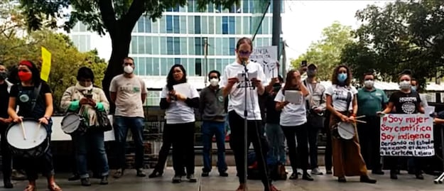 Integrantes del programa Cátedras se manifiestan frente a Conacyt