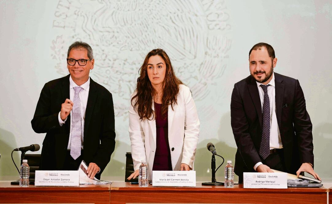 Édgar Amador, María del Carmen Bonilla y Rodrigo Mariscal, funcionarios de la SHCP, ayer en conferencia. Foto: Diego Simón Sánchez / EL UNIVERSAL