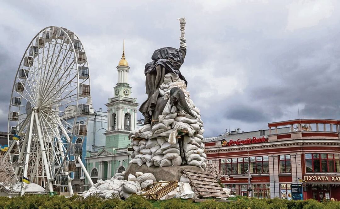 Fotografía de una escultura ecuestre de Grigory Skovoroda cubierta con sacos de arena para protegerla de posibles ataques en Kiev (Ucrania). Foto: . EFE/ Miguel Gutiérrez, Archivo El Universal 