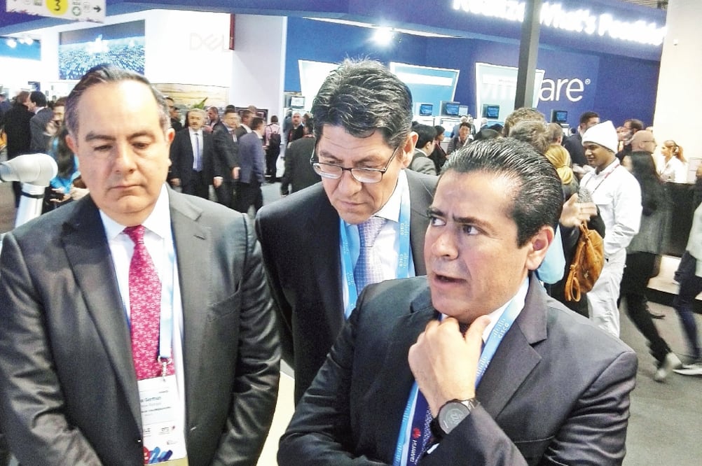 Mario Fromow, Alejandro Navarrete (centro) y Javier Juárez Mojica, funcionarios del IFT, durante el Mobile World Congress 2018 (CARLA MARTÍNEZ. EL UNIVERSAL)
