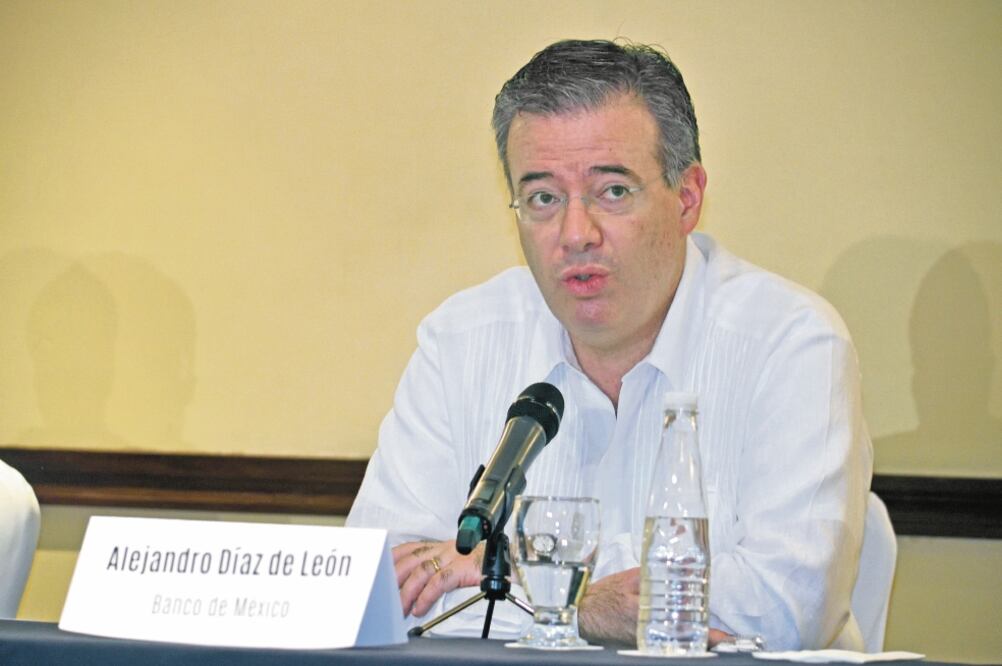 El gobernador del Banco de México, Alejandro Díaz de León, reconoció que ante los ciberataques se requiere coordinación para atender el reto que implican. Foto: SALVADOR CISNEROS. EL UNIVERSAL 