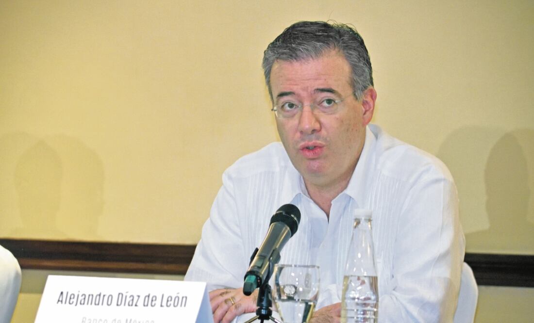 El gobernador del Banco de México, Alejandro Díaz de León, reconoció que ante los ciberataques se requiere coordinación para atender el reto que implican. Foto: SALVADOR CISNEROS. EL UNIVERSAL