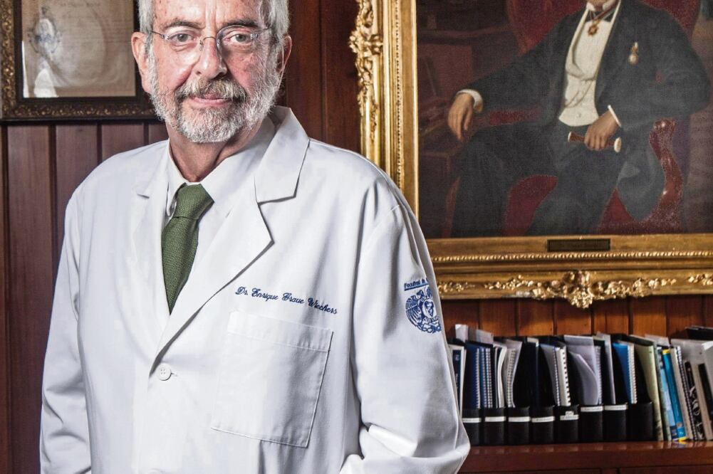 La academia francesa reconoció la destacada trayectoria en el área de cirugía oftalmológica de Enrique Graue Wiechers. Foto: UNAM