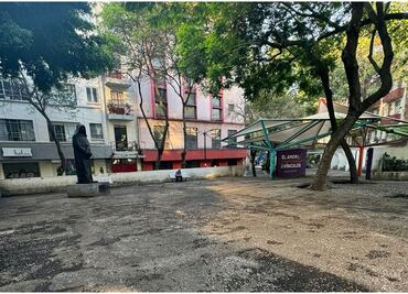 Titular del Instituto Nacional de Migración se reunión con los vecinos antes del desalojo del campamento migrante