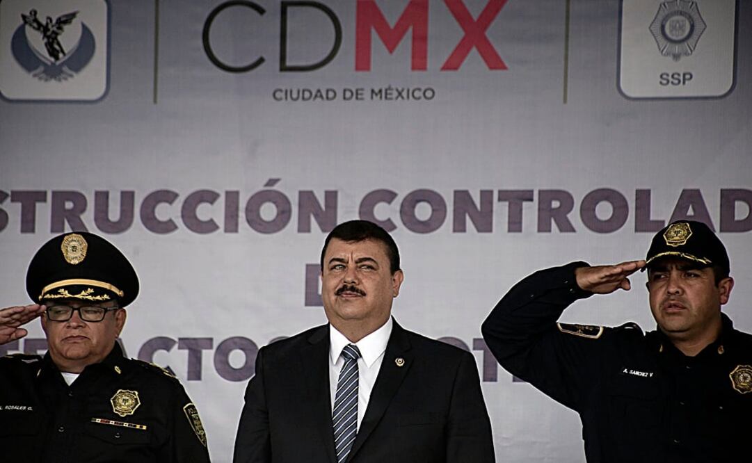 El jefe policiaco atestiguó la quema de pirotecnia decomisada en el DF. /Alejandra Leyva - EL UNIVERSAL