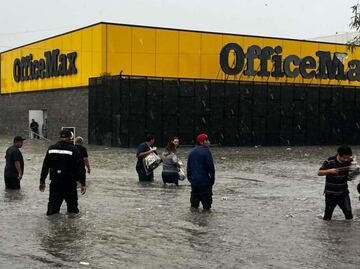 Reynosa, Tamaulipas, colapsa por inundaciones tras fuertes lluvias; habitantes se convierten en superhéroes