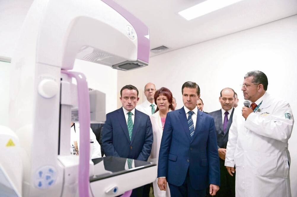 Enrique Peña Nieto, presidente de la República, destacó que se ha generado un círculo virtuoso derivado de la creación de empleos y la fortaleza de las finanzas del Instituto Mexicano del Seguro Social, a cargo de Mikel Arriola. (PRESIDENCIA)