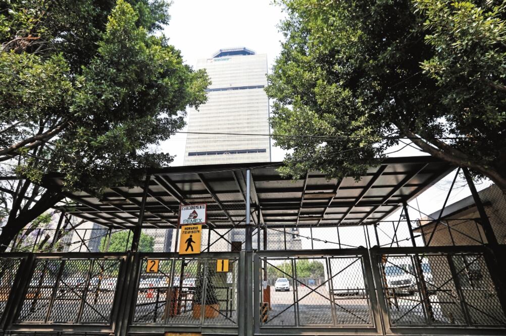 Las unidades retiradas a funcionarios de Pemex permanecen en resguardo en los estacionamientos de la petrolera y sin recibir mantenimiento /VALENTE ROSAS. EL UNIVERSAL 