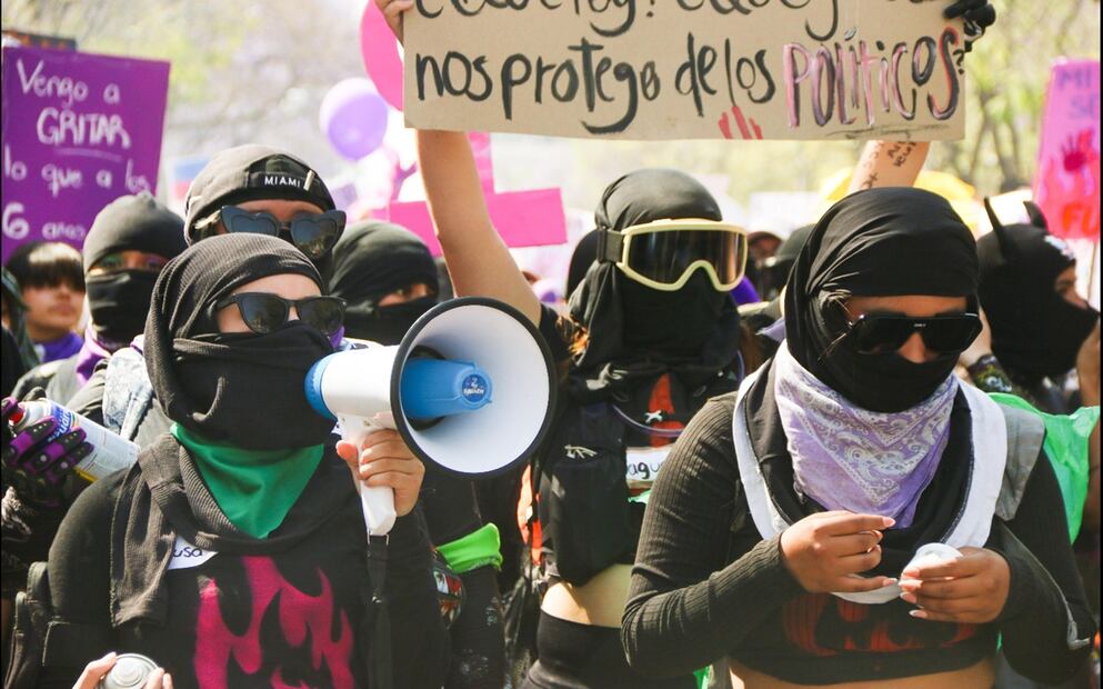 En el marco de las protestas por el Día Internacional de la Mujer, féminas del bloque negro participan en disturbios en el Centro de la Ciudad de México. Con explosivos lesionan a varios policías. Foto: Cuartoscuro.com archivo/EL UNIVERSAL