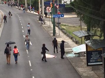 Encapuchados bloquean Insurgentes y destruyen parabús