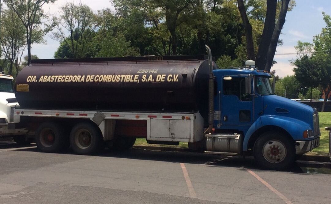 Las pipas aparentemente transportan diésel que era extraído de manera ilegal. /Astrid Sánchez - EL UNIVERSAL