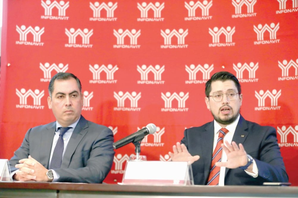Bernardo Altamirano y Carlos Martínez, subdirector de Cartera y director del Infonavit, respectivamente, al anunciar la revisión a despachos de cobranza. Foto: LUIS CORTÉS. EL UNIVERSAL