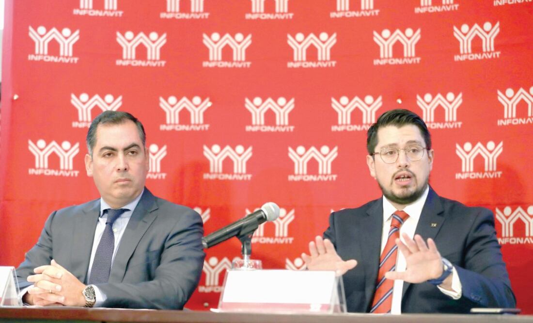 Bernardo Altamirano y Carlos Martínez, subdirector de Cartera y director del Infonavit, respectivamente, al anunciar la revisión a despachos de cobranza. Foto: LUIS CORTÉS. EL UNIVERSAL