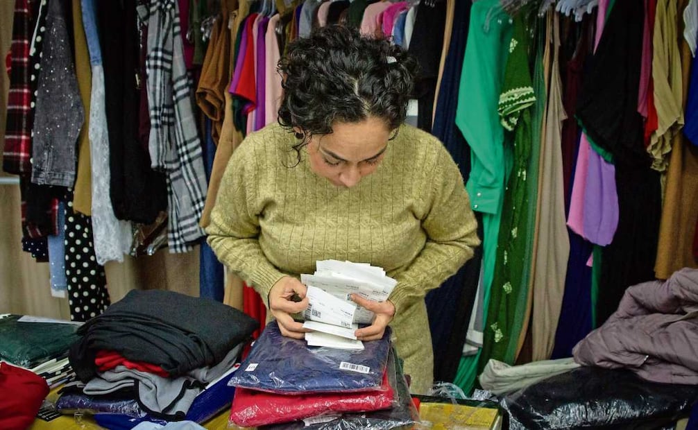 El consumidor vía TikTok Shop hace el pago de su compra vía electrónica y en menos de una semana lo tiene en la puerta de su casa. Foto: Santiago Reyes / EL UNIVERSAL