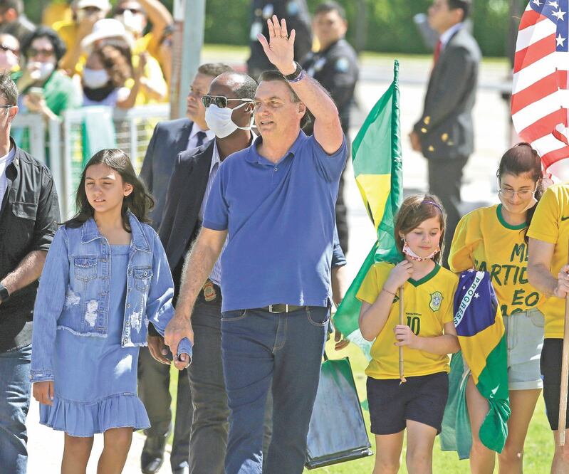 Protesta. El mandatario brasileño, Jair Bolsonaro, con su hija, mientras saluda a sus seguidores en una manifestación contra el Tribunal Supremo, en Brasilia. Foto: ERALDO PERES. AP