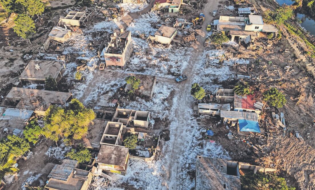A un mes de que se desbordó el río Cazones, en Veracruz, habitantes siguen removiendo lodo y escombros para recuperar sus viviendas. Foto: de Gabriel Pano. El Universal