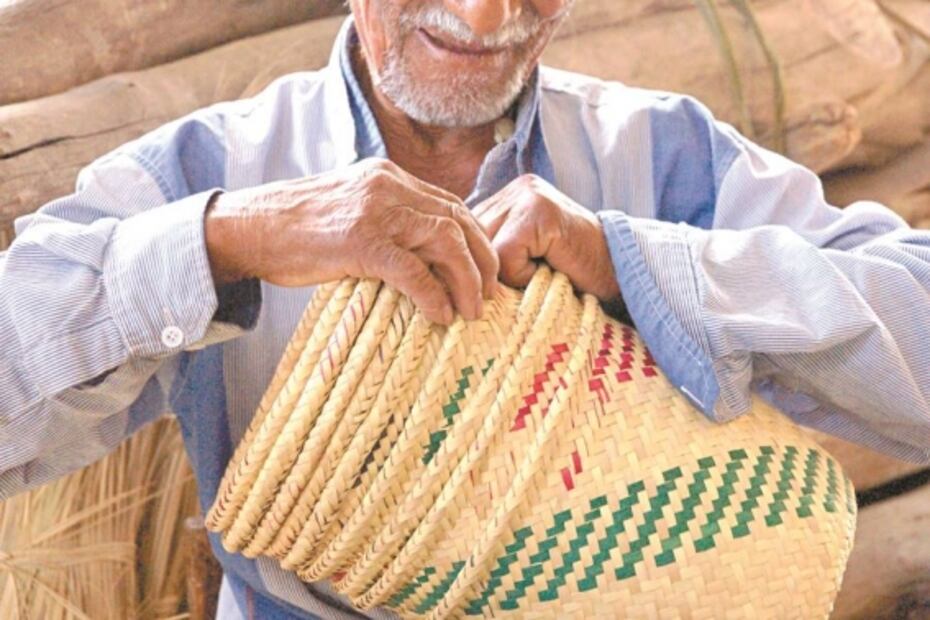 Los hombres de la palma que tejen por su sobrevivencia