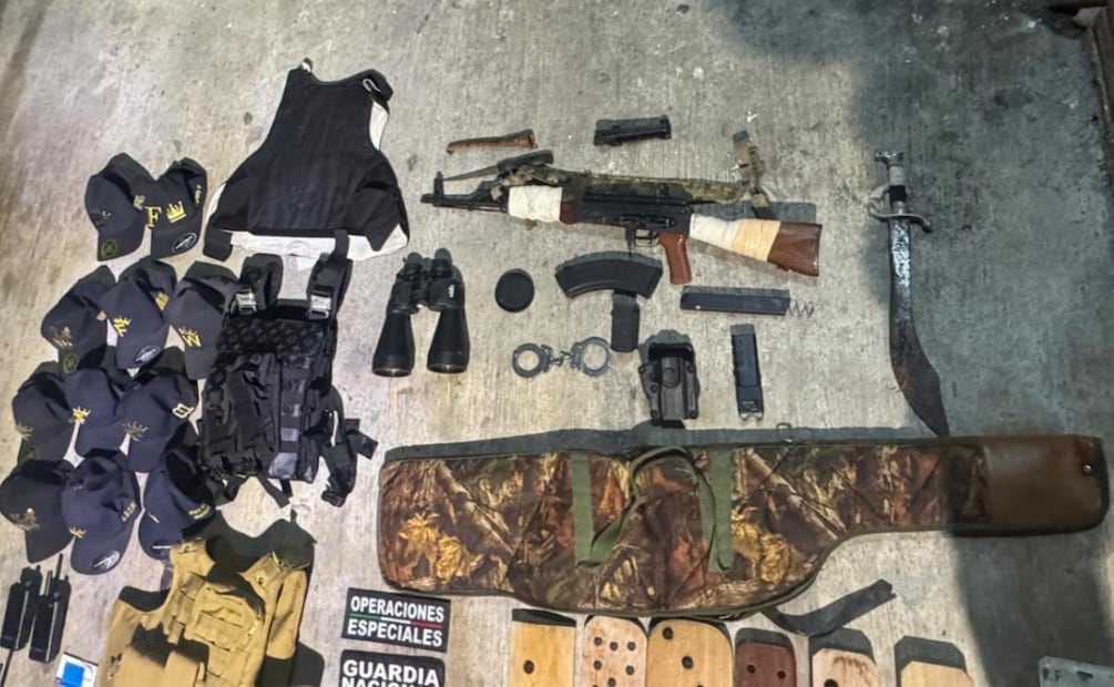 Los detenidos, cuatro mujeres y cuatro hombres, portaban armamento, equipo táctico y uniformes oficiales (27/02/2026). Foto: Especial