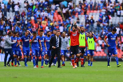 Cruz Azul golea y se mantiene invicto en la Liga MX