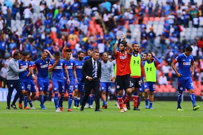 Cruz Azul golea y se mantiene invicto en la Liga MX