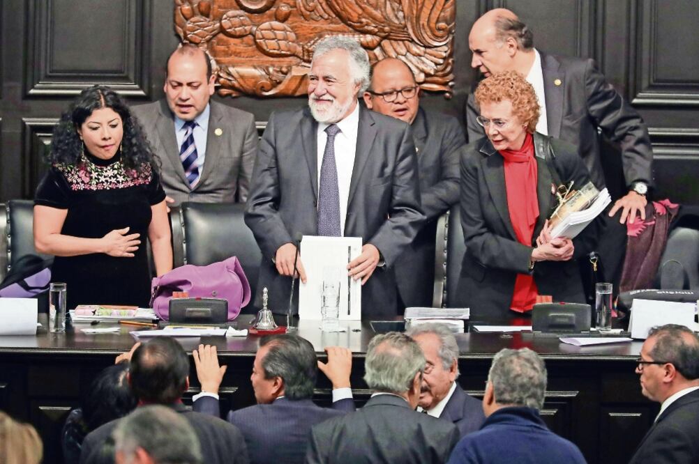 Diputados constituyentes se enfrascaron en la discusión por definir las reglas con las cuales comenzará el debate propio de lo que será la Carta Magna de la Ciudad de México. Esto duró dos horas y media hasta que hubo receso. (LUCÍA GODÍNEZ. EL UNIVERSAL)