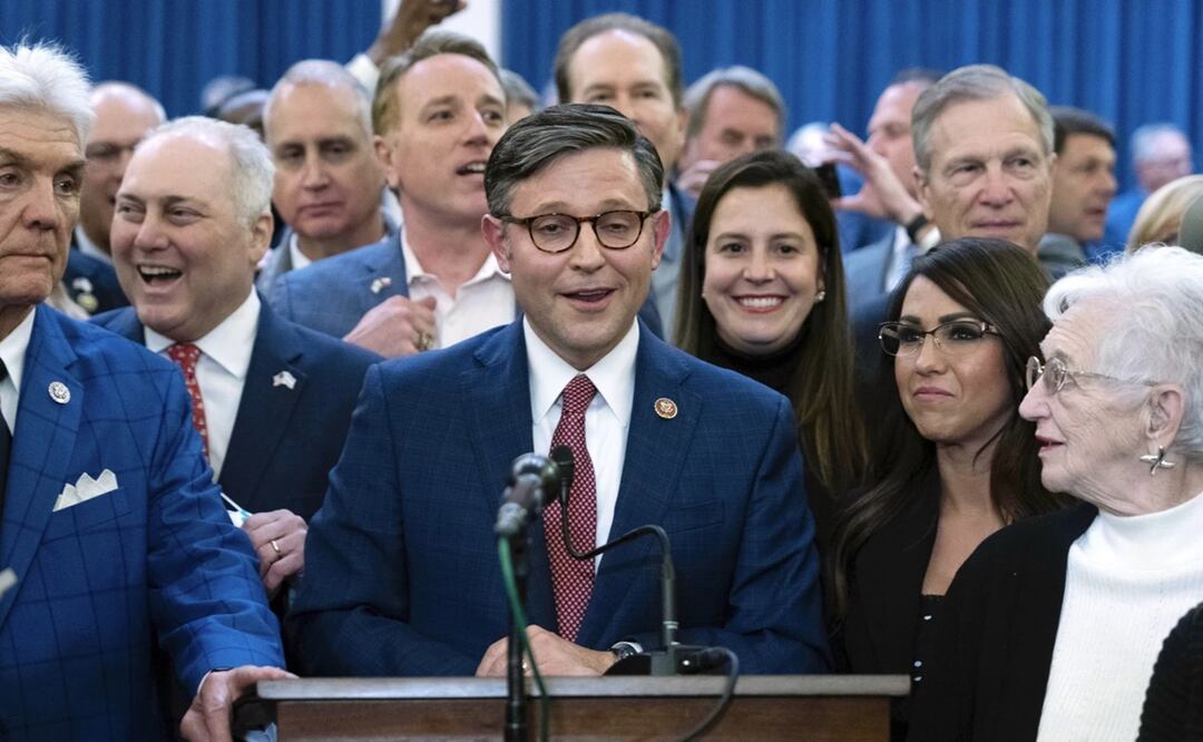 El representante Mike Johnson habla después de haber sido nominado para la presidencia de la Cámara de Representantes de EEUU, en el Capitolio. Foto: AP