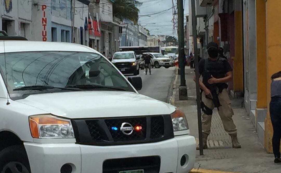 Agentes armados participaron en un operativo en una tienda del Centro de Mérida, en donde se aseguró telas robadas en otro Estado Foto de Cuauhtémoc Moreno