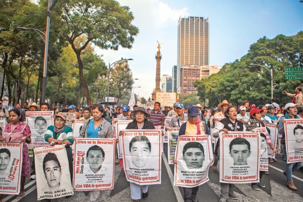 Padres de los normalistas desaparecidos denunciaron un empantanamiento en las investigaciones por lo que iniciaron un plantón indefinido (CRISTOPHER ROGEL BLANQUET. EL UNIVERSAL)