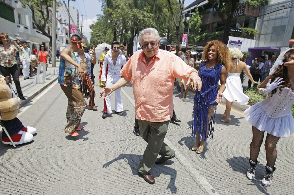 La sorpresa fueron paseantes de la tercera edad que a la mitad de la avenida se integraron al grupo y bailaron al ritmo de Lady Gaga y LMFAO (ALEJANDRO ACOSTA. EL UNIVERSAL)