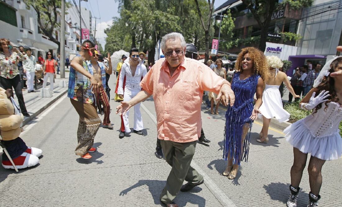 La sorpresa fueron paseantes de la tercera edad que a la mitad de la avenida se integraron al grupo y bailaron al ritmo de Lady Gaga y LMFAO (ALEJANDRO ACOSTA. EL UNIVERSAL)
