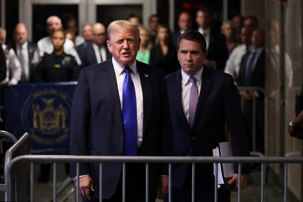 El expresidente Donald Trump habla con los medios junto a su abogado Todd Blanche después de la conclusión de su juicio por dinero secreto en Nueva York, el jueves 30 de mayo de 2024. Foto: Michael M. Santiago/Pool Photo vía AP