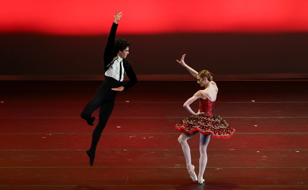 Isaac Hernández danza "Don Quijote" en el Auditorio Nacional. Foto: Hugo Salvador/EL UNIVERSAL.