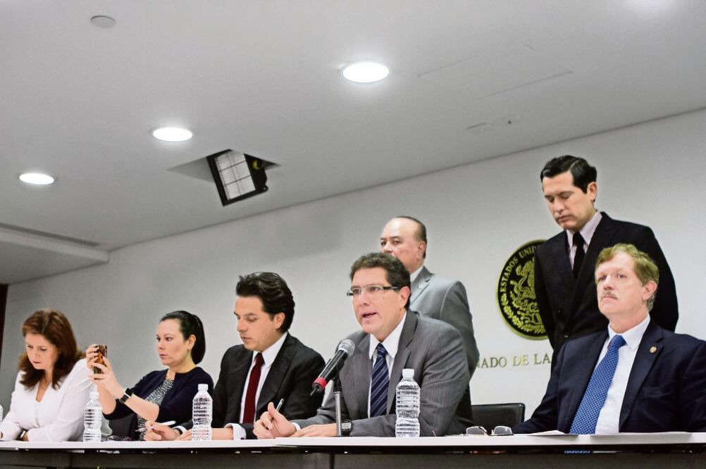 Los senadores Martha Tagle, Laura Angélica Rojas, Zoé Robledo, Armando Ríos Piter y Juan Carlos Romero Hicks ofrecieron una conferencia para hablar del dictamen de las leyes secundarias en materia anticorrupción (MOISÉS PABLO. CUARTOSCURO)