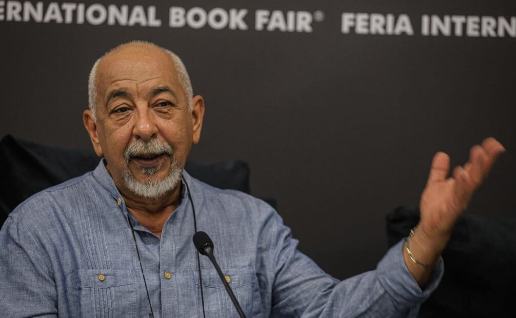 El escritor cubano Leonardo Padura tuvo una conferencia con medios de comunicación en el marco de la Feria Internacional del Libro (FIL) de Guadalajara. Foto: Gabriel Pano / EL UNIVERSAL