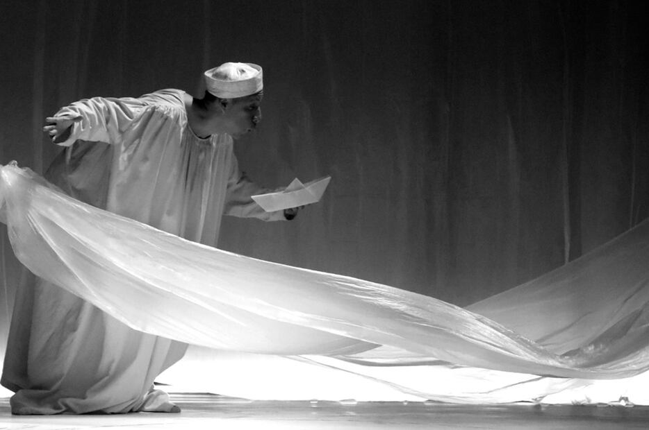 Puesta en escena "Errantes-Viaje a la memoria", conjunta elementos dancísticos y teatrales.
Foto: Ricardo Ramírez Arriola, cortesía