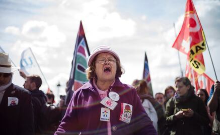 Impone Francia reforma laboral pese a protestas