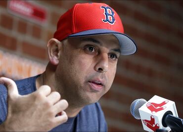 El escándalo de robos de señales en MLB se encrudece; Alex Cora, fuera de Red Sox