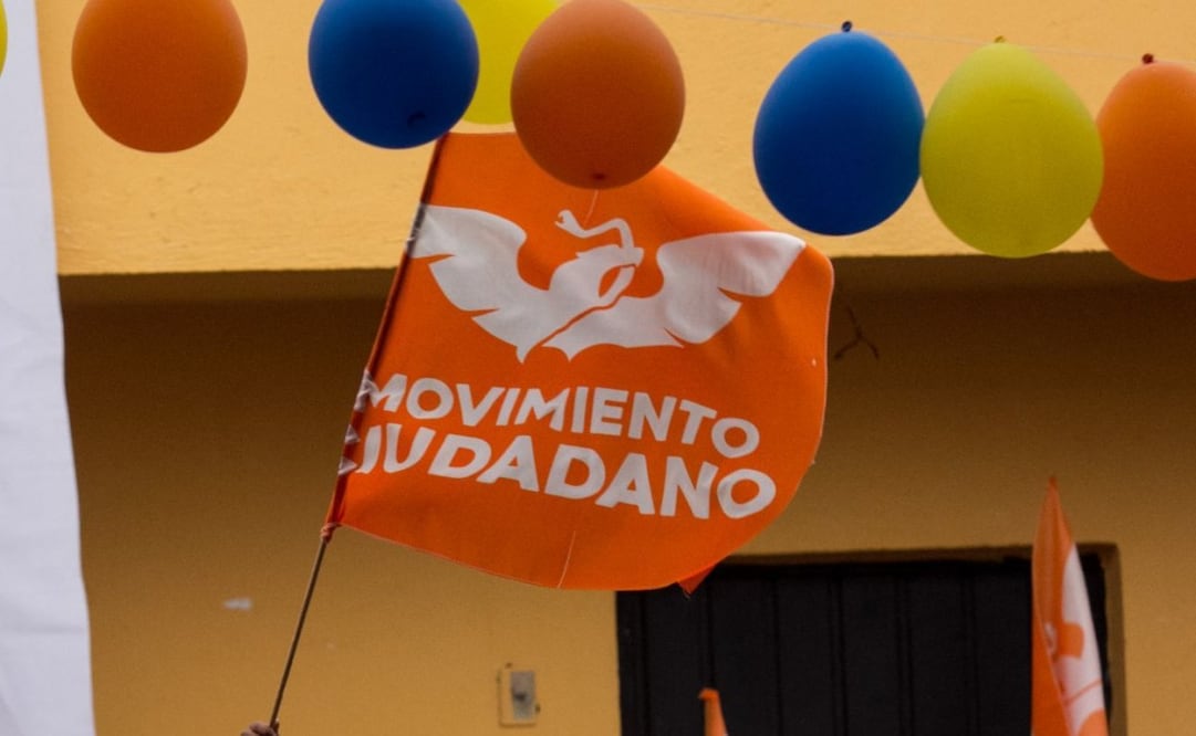 Una joven ondea una bandera de Movimiento Ciudadano durante asamblea encabezada de candidata de ese partido, el pasado 11 de abril de 2018. Foto: Galo Cañas/ Cuartoscuro