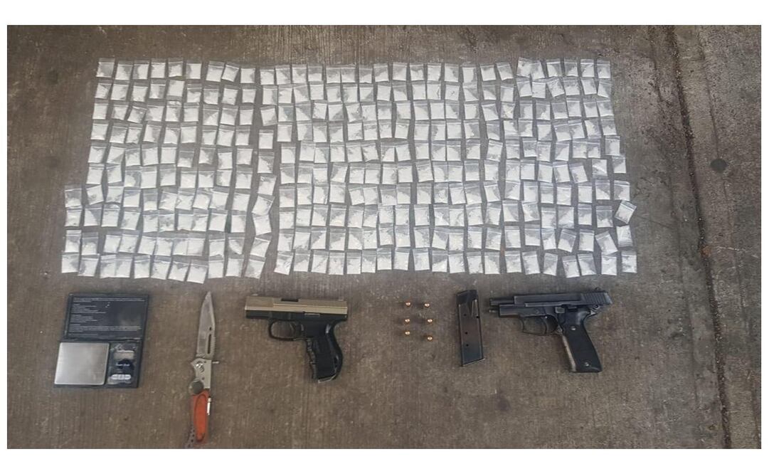 A los implicados les fueron aseguradas 300 bolsitas con polvo blanco similar a la cocaína, un arma de fuego corta, una réplica de arma de fuego, cartuchos útiles, una navaja y una báscula gramera. Foto: Especial
